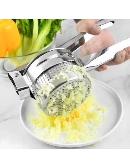 RETOO vegetable press close-up showing perforated stainless steel basket