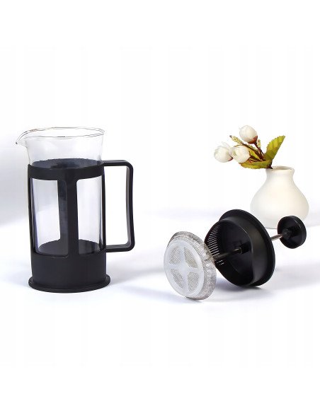 French Press išardytas stiklinis indas ir stūmoklinis filtras
