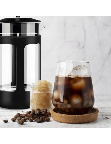 French Press su ledine kava ir kavos pupelėmis