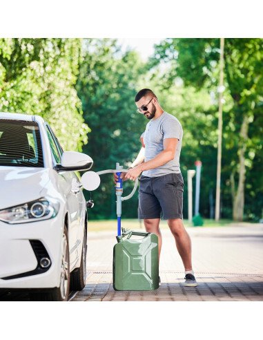 Vyras naudoja RETOO M114 siurblį automobilio pildymui iš kanistro