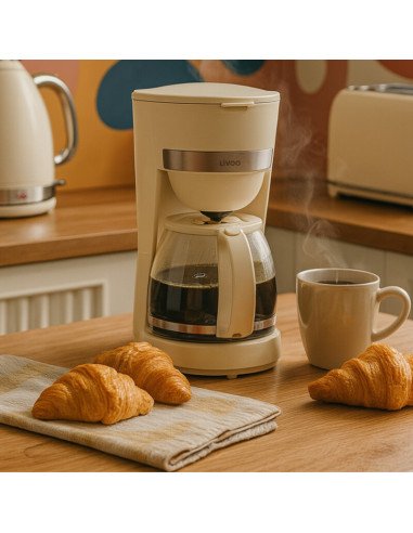 Livoo DOD200C kavavirė kreminėje virtuvėje su paruošta kava ir kruasanais