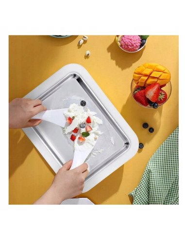 Preparing rolled ice cream at home