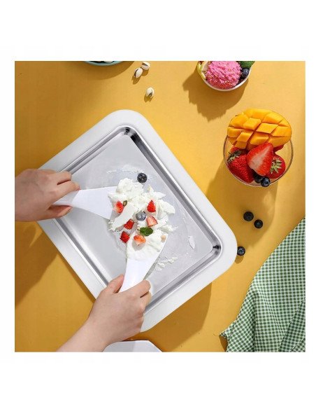 Preparing rolled ice cream at home